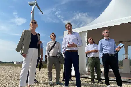 Ministerin Walker und weitere Personen auf der Kranstellfläche einer Windenergieanlage.